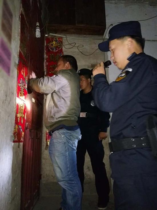 拉萨粗心妈妈误将幼女锁家中 